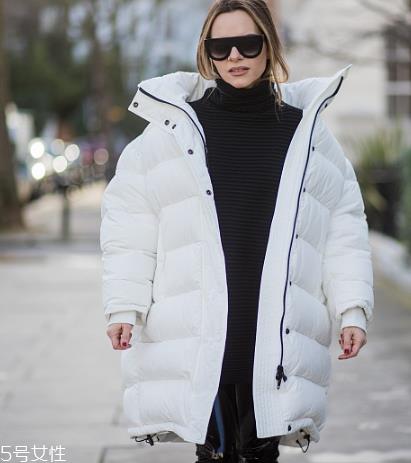 黑色打底衫怎么配衣服？时尚界的常青单品