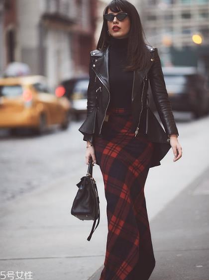 黑色打底衫怎么配衣服？时尚界的常青单品