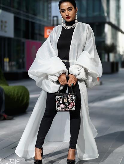 黑色打底衫怎么配衣服？时尚界的常青单品