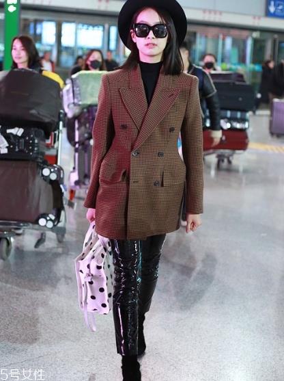 黑色打底衫怎么配衣服？时尚界的常青单品