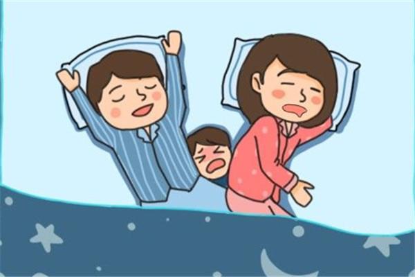 宝宝跟妈妈睡的好处和坏处有哪些 宝宝跟妈妈睡的好处和坏处有哪些