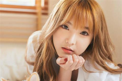 主动把手机密码告诉她