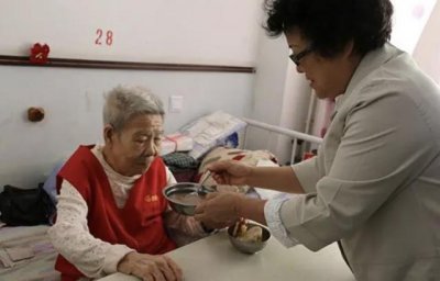 ​中低龄照护高龄老人 老老照料难何解