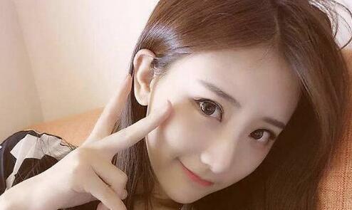 眼神中散发出爱意