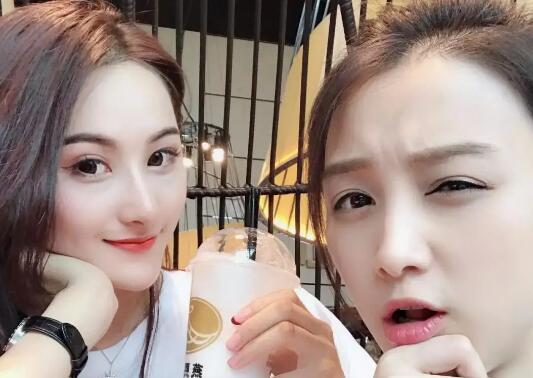 约女生吃饭她带闺蜜怎么办