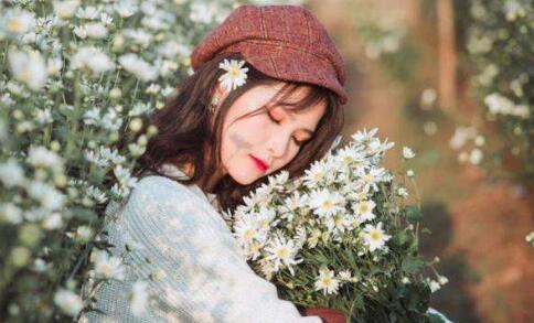 和妹子约会对方一直玩手机教你如何机智应对她