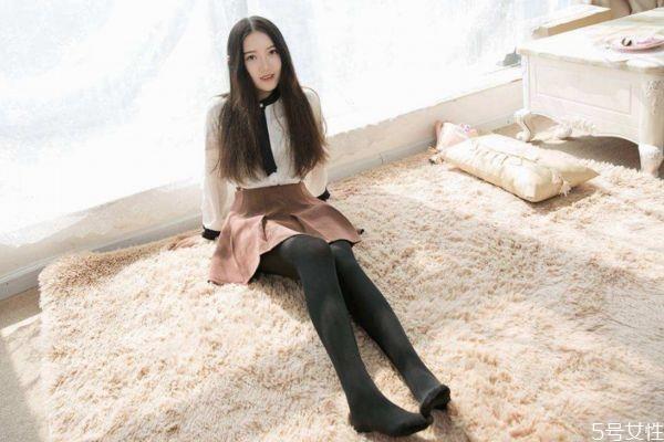 黑色丝袜和肉色哪个好 肉色丝袜可以防晒吗 黑色丝袜和肉色哪个好 肉色丝袜可以防晒吗