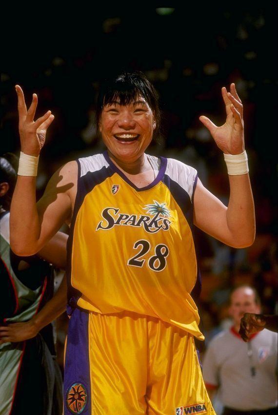 女巨人身高2米06，与2米10初恋分手后嫁47岁富商，至今不敢怀孕