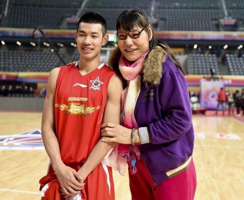 女巨人身高2米06，与2米10初恋分手后嫁47岁富商，至今不敢怀孕