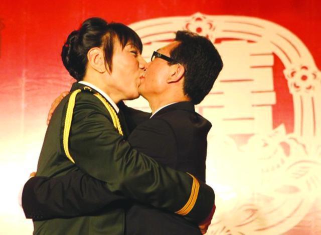 女巨人身高2米06，与2米10初恋分手后嫁47岁富商，至今不敢怀孕