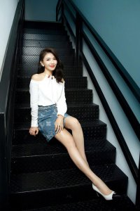 ​刘涛很懂扮“小女人”，穿白衬衫还大胆露肩，配短裙长腿抢镜