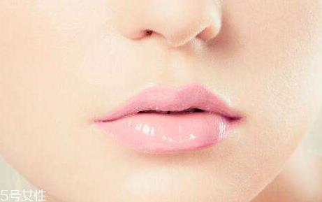裸色口红适合什么人用 少女系裸唇妆画法技巧