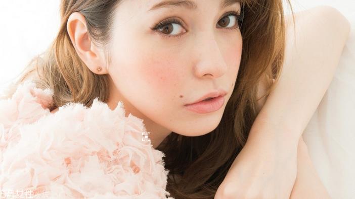 裸色口红适合什么人用 少女系裸唇妆画法技巧