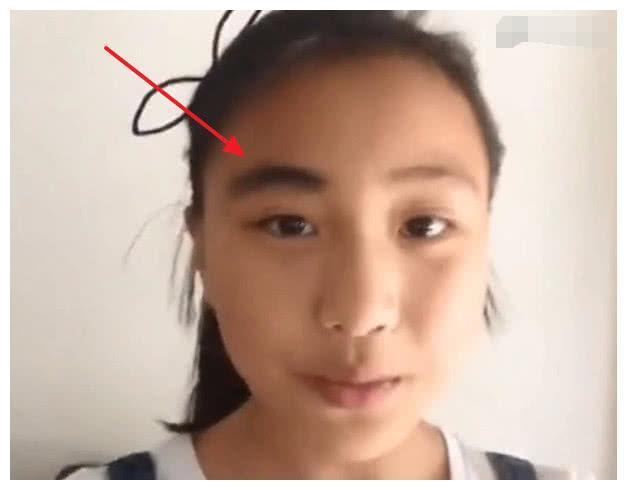 00后小学生拍视频，化完妆那一刻，网友：戳瞎我双眼！