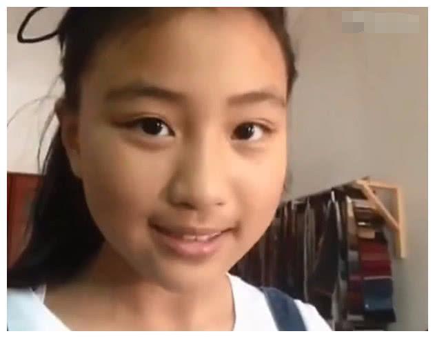 00后小学生拍视频，化完妆那一刻，网友：戳瞎我双眼！