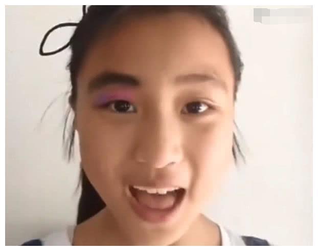 00后小学生拍视频，化完妆那一刻，网友：戳瞎我双眼！