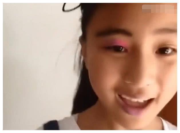 00后小学生拍视频，化完妆那一刻，网友：戳瞎我双眼！