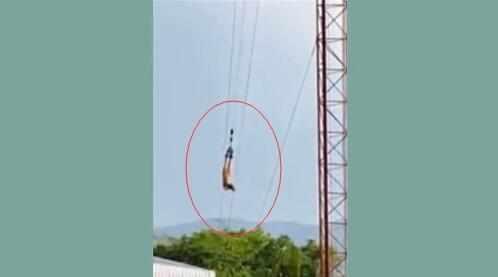 女子穿着连衣裙玩蹦极, 落下去的瞬间裙子飞了, 现场大笑不止!