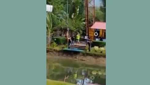 女子穿着连衣裙玩蹦极, 落下去的瞬间裙子飞了, 现场大笑不止!