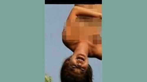 女子穿着连衣裙玩蹦极, 落下去的瞬间裙子飞了, 现场大笑不止!