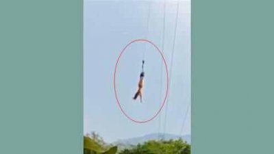 ​女子穿着连衣裙玩蹦极, 落下去的瞬间裙子飞了, 现场大笑不止!