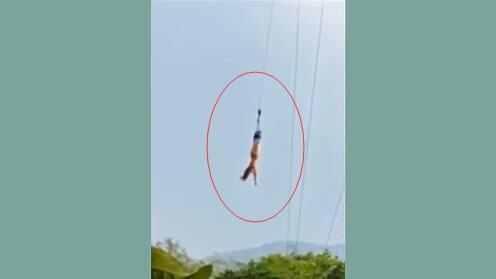 女子穿着连衣裙玩蹦极, 落下去的瞬间裙子飞了, 现场大笑不止!