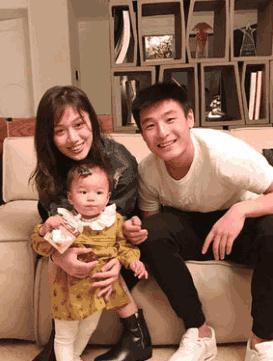 同甘共苦! 她曾陪武磊一起挤地铁, 如今成中超太太团最幸福女人