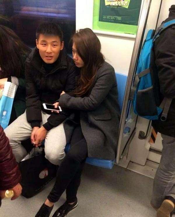 同甘共苦! 她曾陪武磊一起挤地铁, 如今成中超太太团最幸福女人