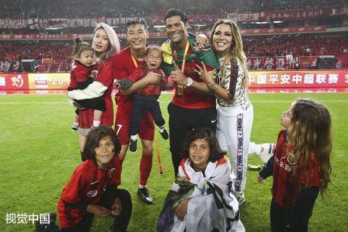 同甘共苦! 她曾陪武磊一起挤地铁, 如今成中超太太团最幸福女人