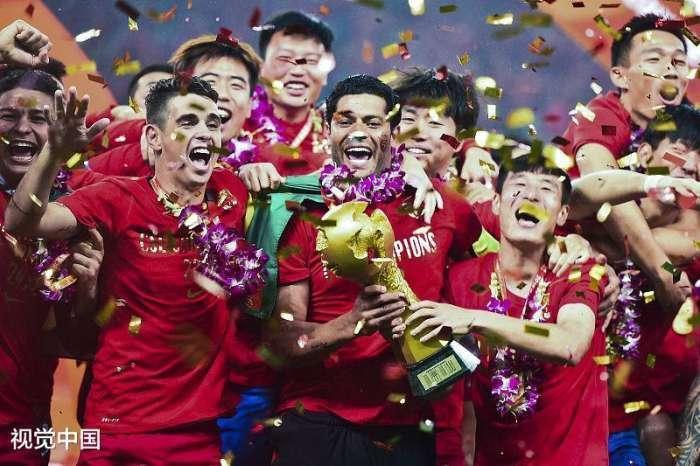 同甘共苦! 她曾陪武磊一起挤地铁, 如今成中超太太团最幸福女人