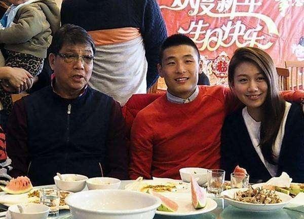 同甘共苦! 她曾陪武磊一起挤地铁, 如今成中超太太团最幸福女人