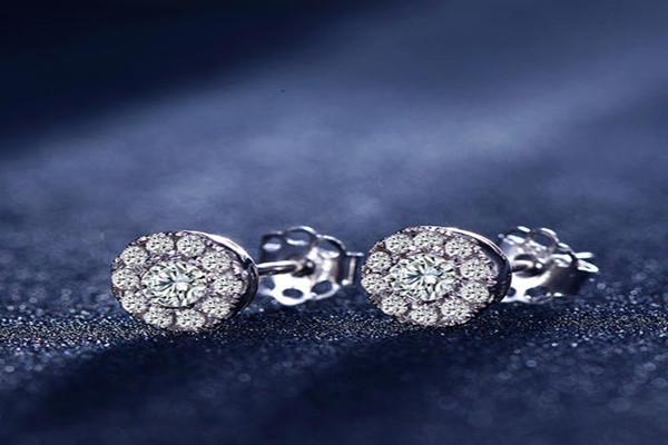 佩戴耳钉有什么讲究 怎样佩戴耳钉更好看