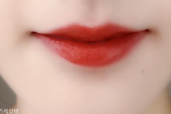 雅诗兰黛唇釉307黄皮上嘴图 美过秋日红叶