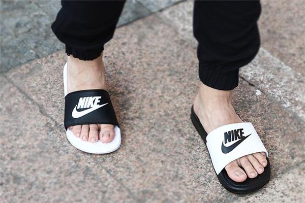 耐克拖鞋沾水发臭怎么办 解决方法是这样