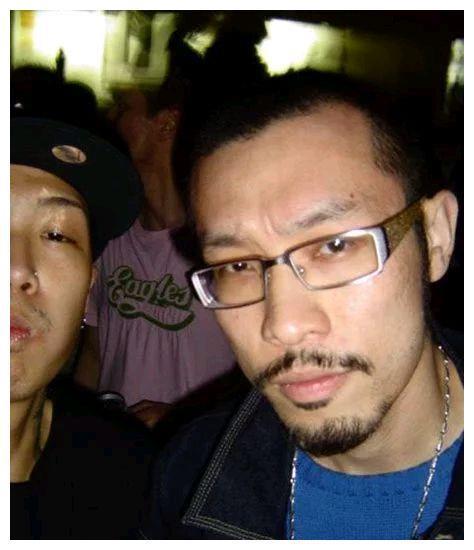 帽子对男生有多重要？那些不戴帽子不出门的男星，他的反差好大