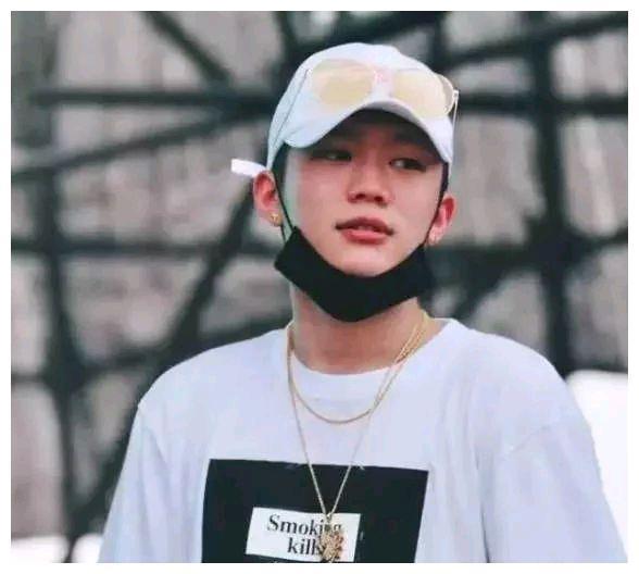 帽子对男生有多重要？那些不戴帽子不出门的男星，他的反差好大