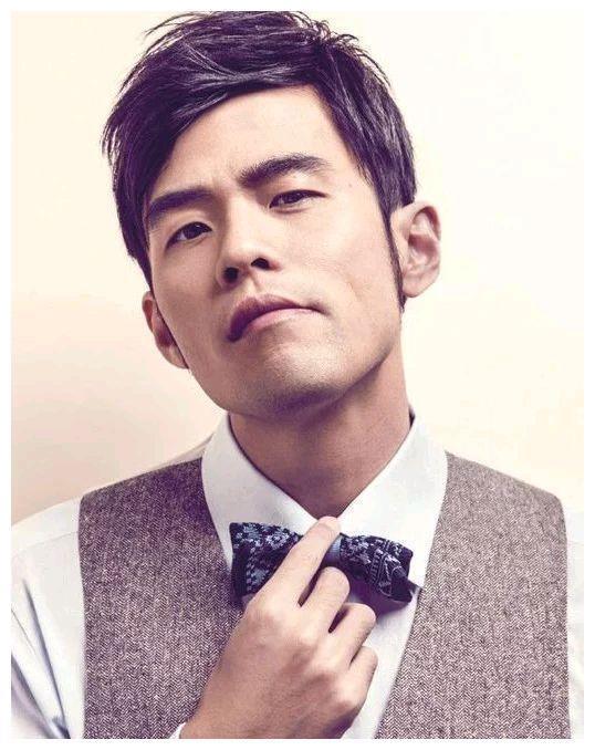 帽子对男生有多重要？那些不戴帽子不出门的男星，他的反差好大