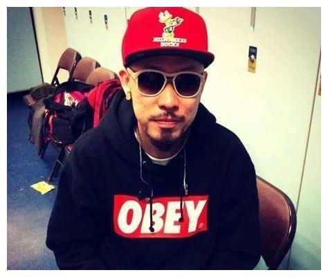 帽子对男生有多重要？那些不戴帽子不出门的男星，他的反差好大