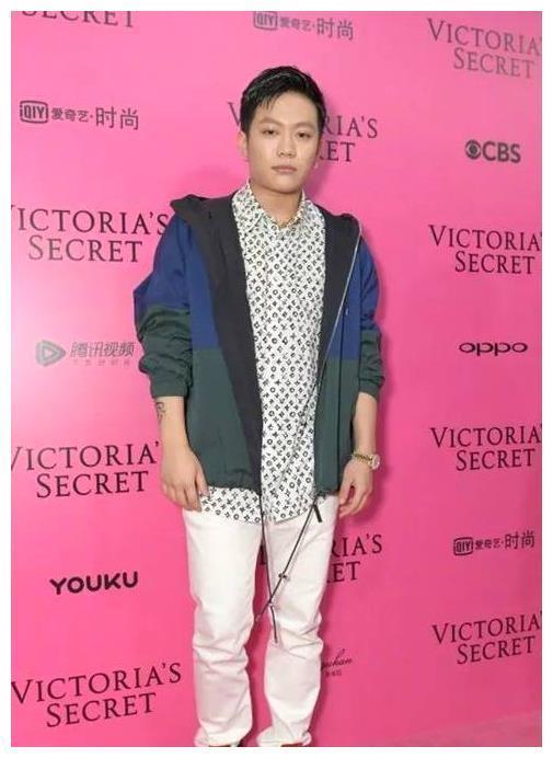 帽子对男生有多重要？那些不戴帽子不出门的男星，他的反差好大