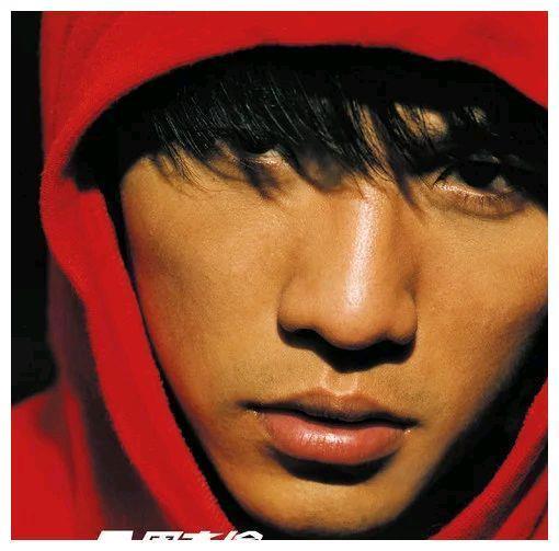 帽子对男生有多重要？那些不戴帽子不出门的男星，他的反差好大