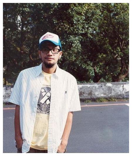 帽子对男生有多重要？那些不戴帽子不出门的男星，他的反差好大