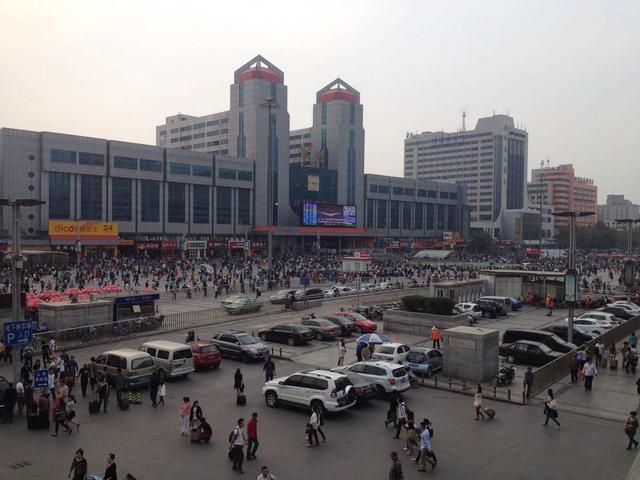 郑州火车站东、西广场为什么不通？居然还有一样的非人类设计