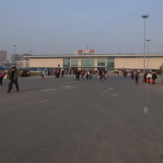 郑州火车站东、西广场为什么不通？居然还有一样的非人类设计