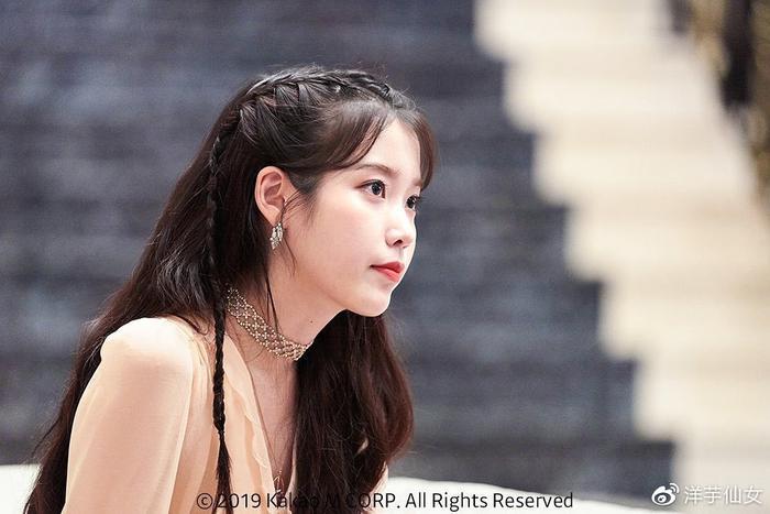 IU德鲁纳酒店发型盘点，韩妞都指定软萌胎毛浏海＋高冷微波卷