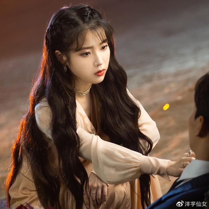 IU德鲁纳酒店发型盘点，韩妞都指定软萌胎毛浏海＋高冷微波卷