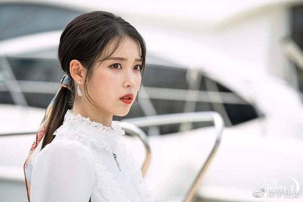 IU德鲁纳酒店发型盘点，韩妞都指定软萌胎毛浏海＋高冷微波卷