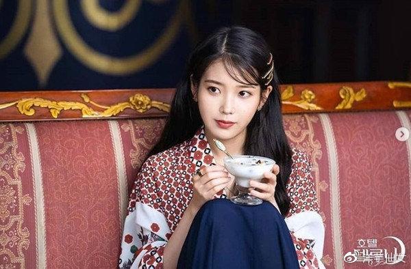 IU德鲁纳酒店发型盘点，韩妞都指定软萌胎毛浏海＋高冷微波卷