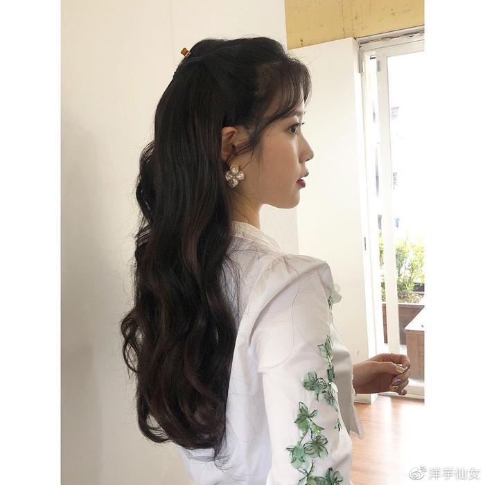 IU德鲁纳酒店发型盘点，韩妞都指定软萌胎毛浏海＋高冷微波卷