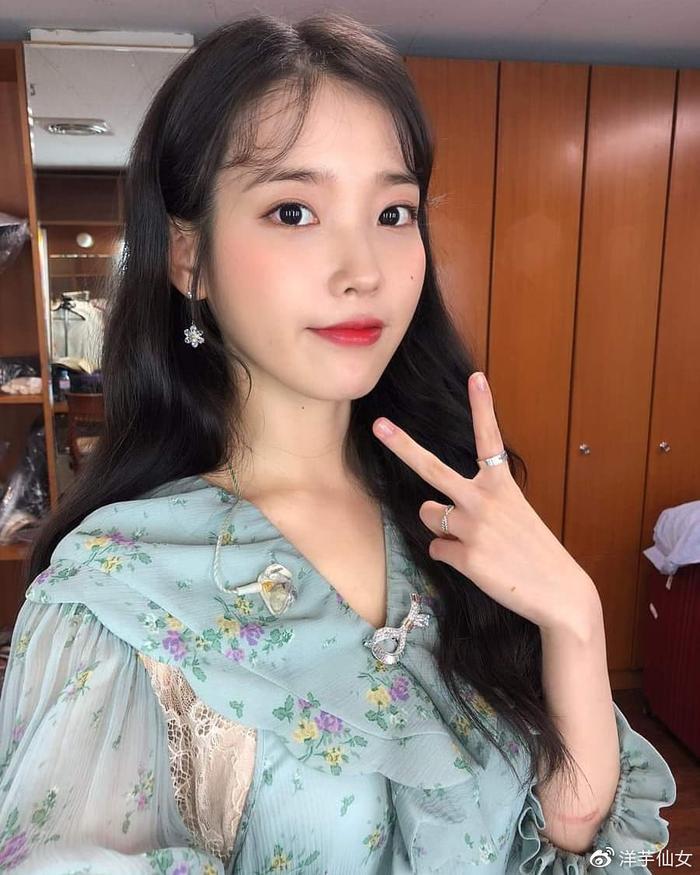 IU德鲁纳酒店发型盘点，韩妞都指定软萌胎毛浏海＋高冷微波卷