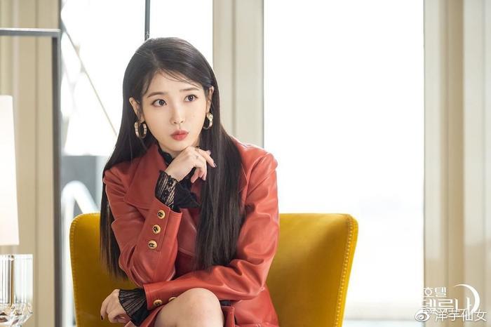 IU德鲁纳酒店发型盘点，韩妞都指定软萌胎毛浏海＋高冷微波卷